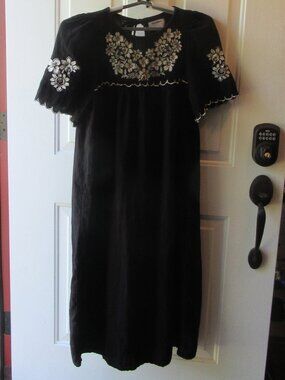Flowy Black Old Navy Short-Sleeve Dress w. Ivory Embroidered floral & Scallops